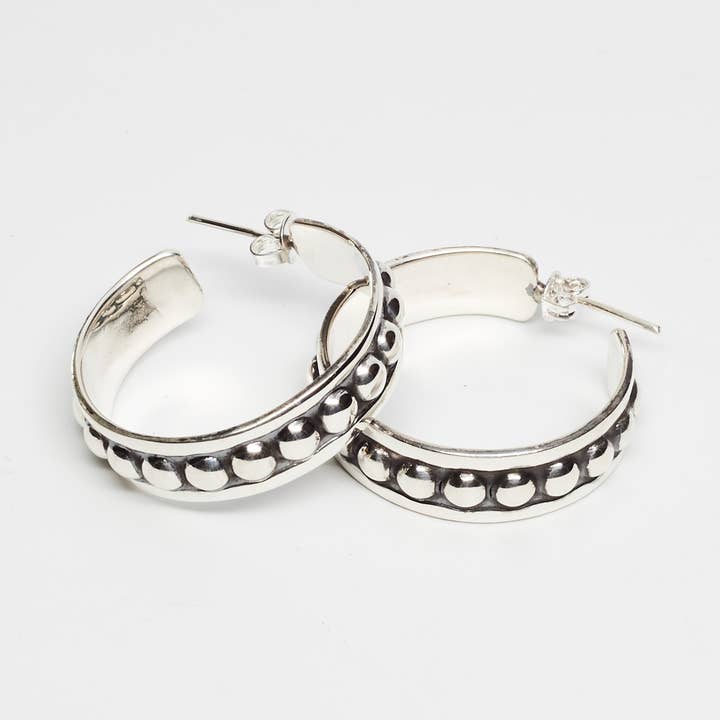 Oxiderade örhängen med pärlor i sterlingsilver för wholesale av Renata Rubio 92.5