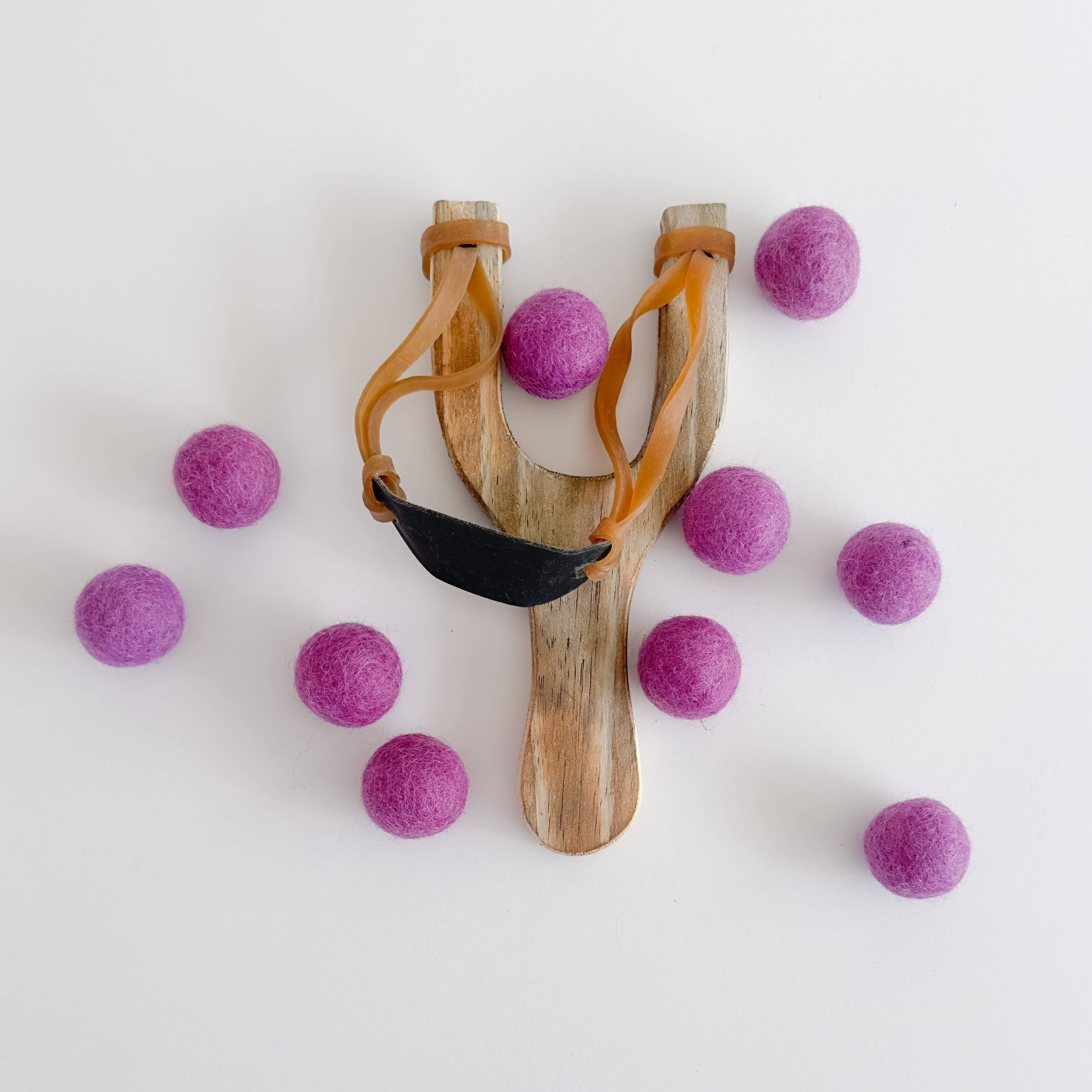 Hello Maypole – wholesale Slingshot – Child – Wood Slingshot with 10 Felt Balls1