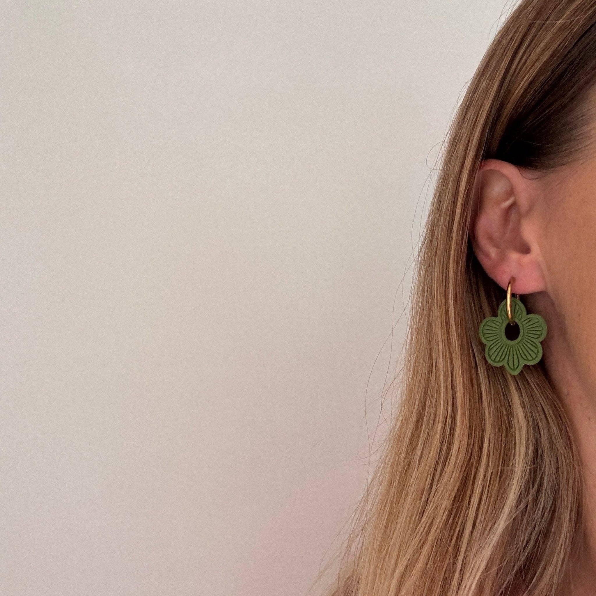 DUESTELLE ITALIA - Wholesale Dangle Earrings - Amaia - Hoop earrings with 18K gold-plated flower charm7