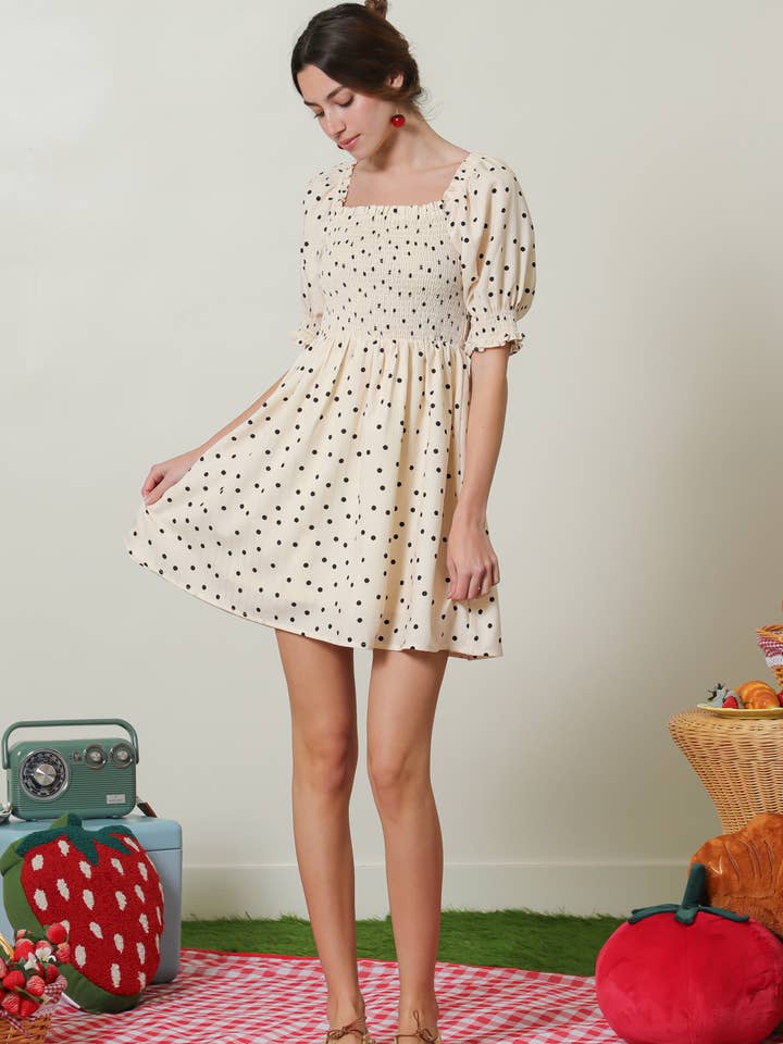 Robe mini à pois fumée avec manches bouffantes pour la vente par Fleur d'Or