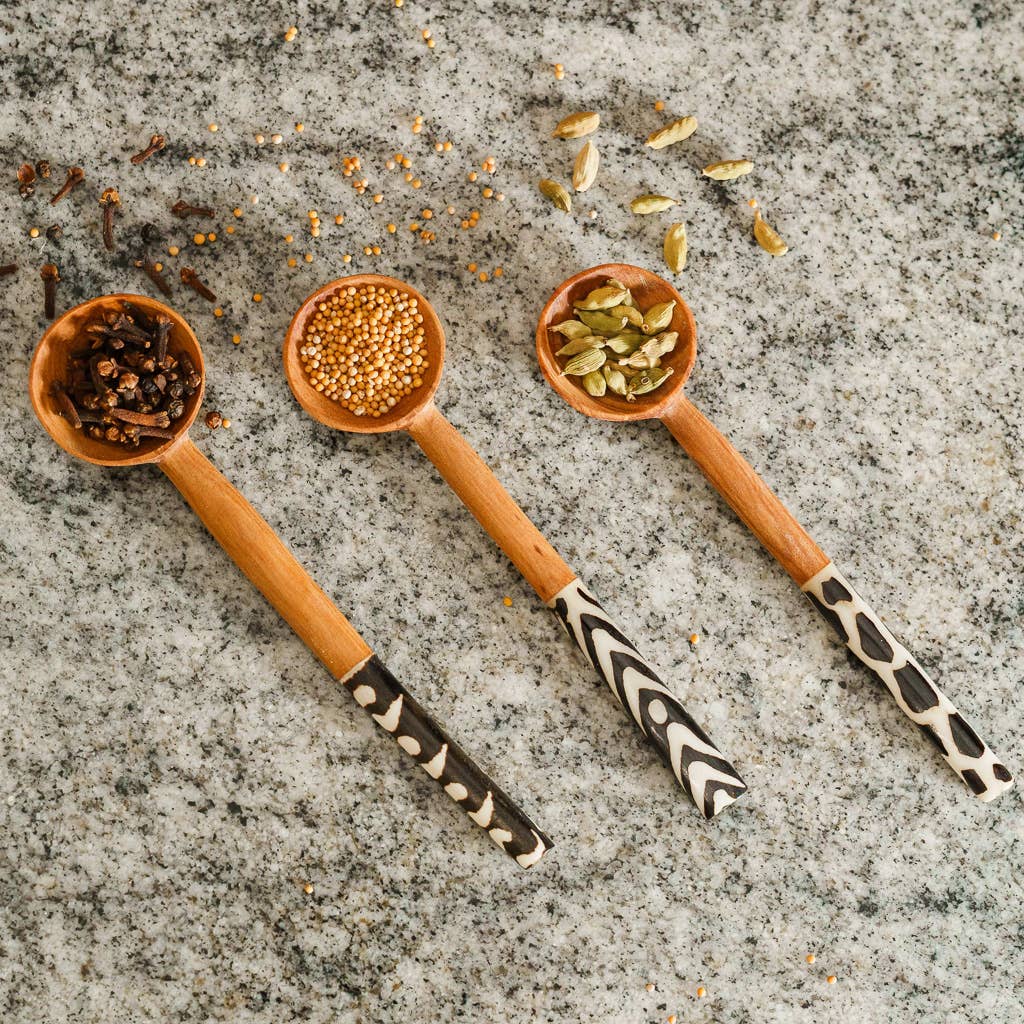 AARVEN - Vendita all'ingrosso Cucchiai da cucina - Cucchiaio da zucchero intagliato a mano in legno d'olivo con manico in osso batik0