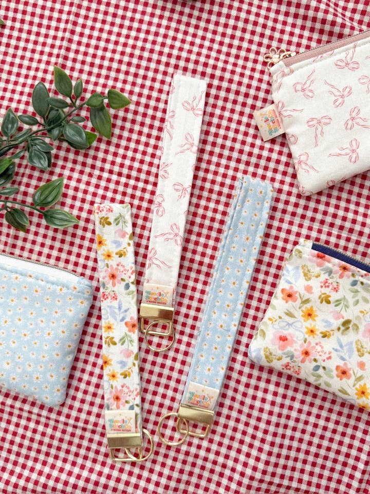 Llavero de Muñeca Petals & Pages para venta al por mayor de needlexstitchco