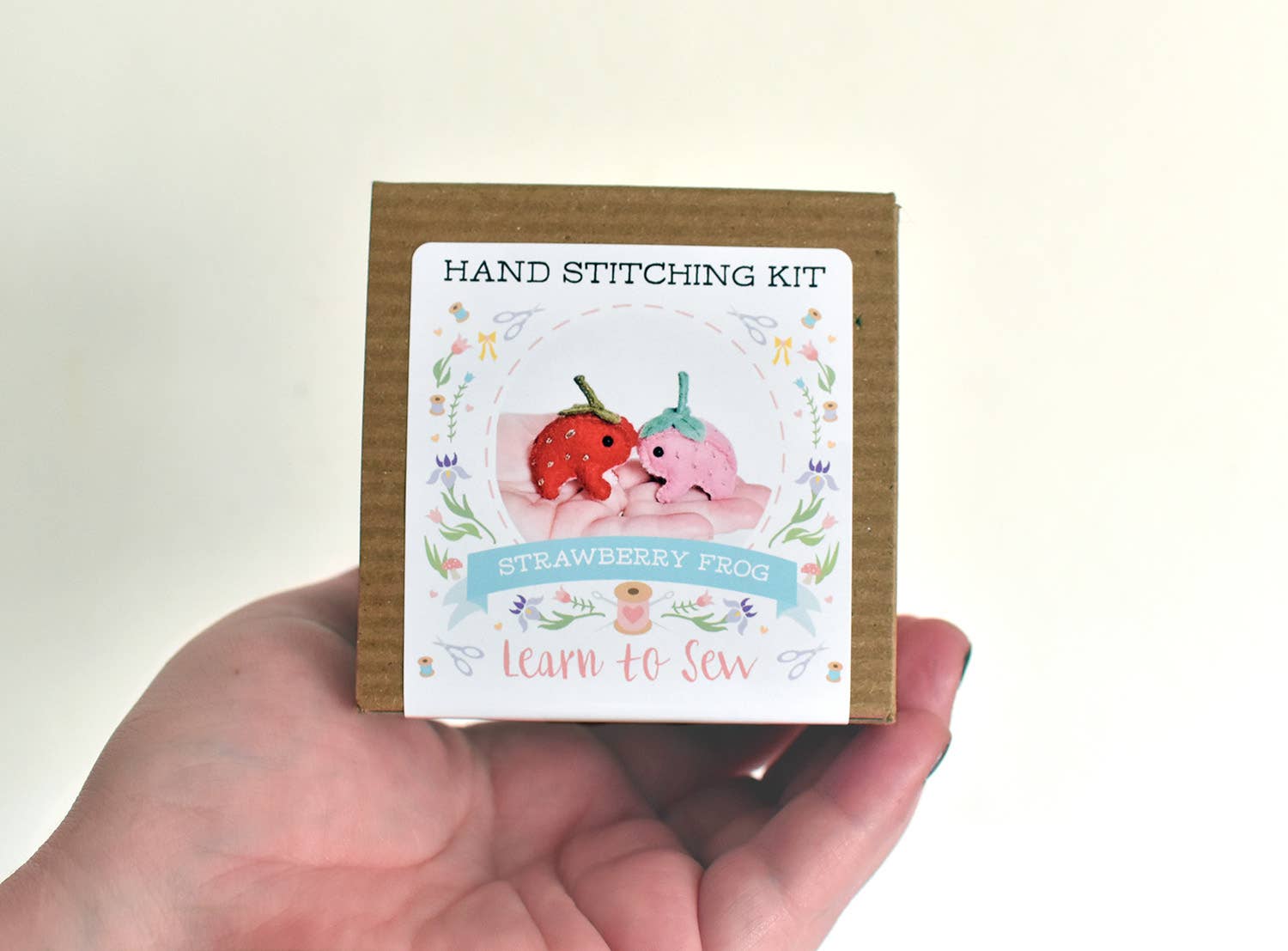 DelilahIris Designs - Vendita all'ingrosso Kit da cucito creativo - Kit Fai-da-te - Mini Peluche Rane Fragola in Feltro1