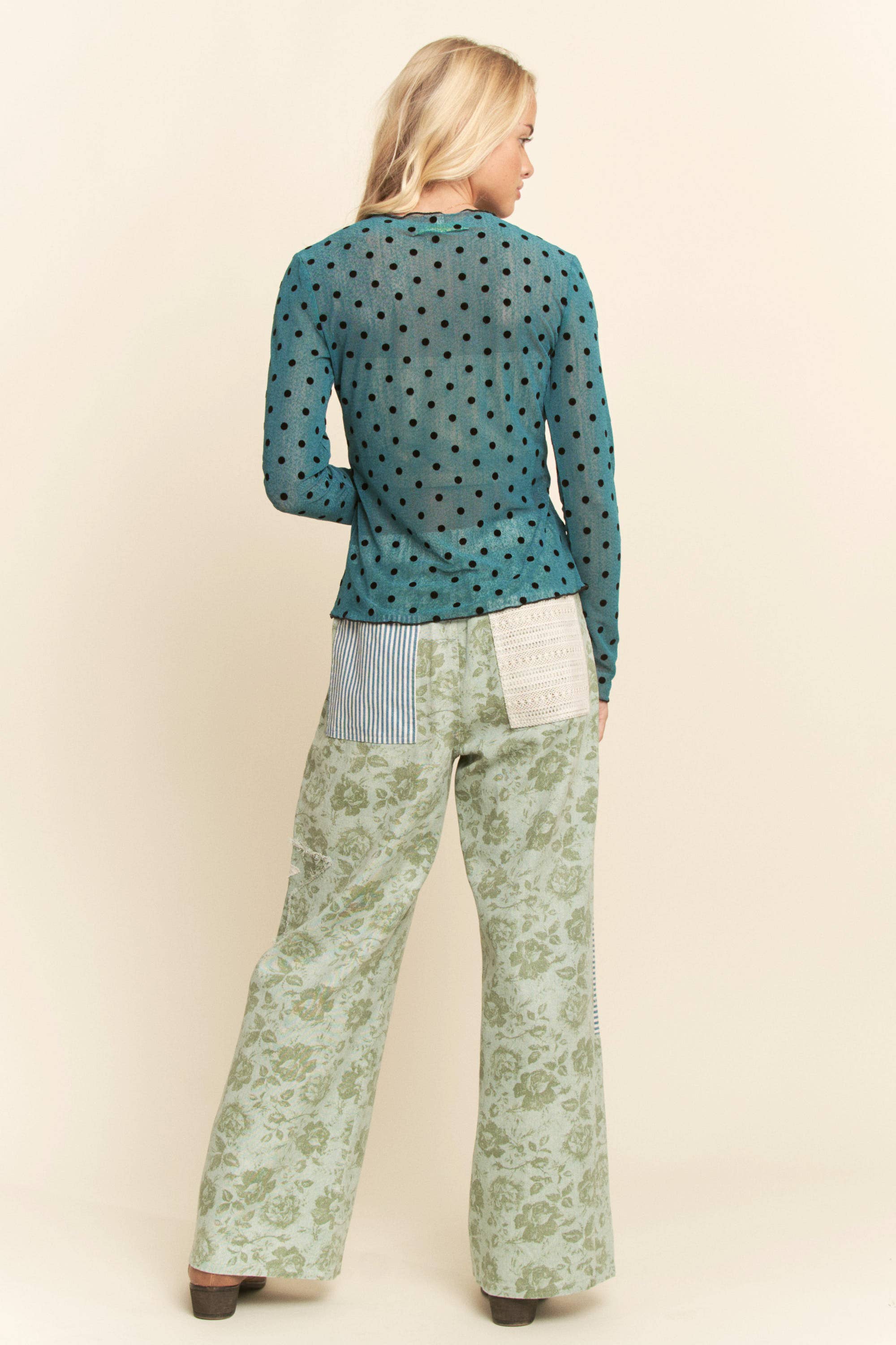 Davi & Dani – Calças - Mulher por atacado – CALÇAS LAVADAS COM DETALHE DE APLICAÇÃO FLORAL EM FORMA DE ESTRELA PLUS12