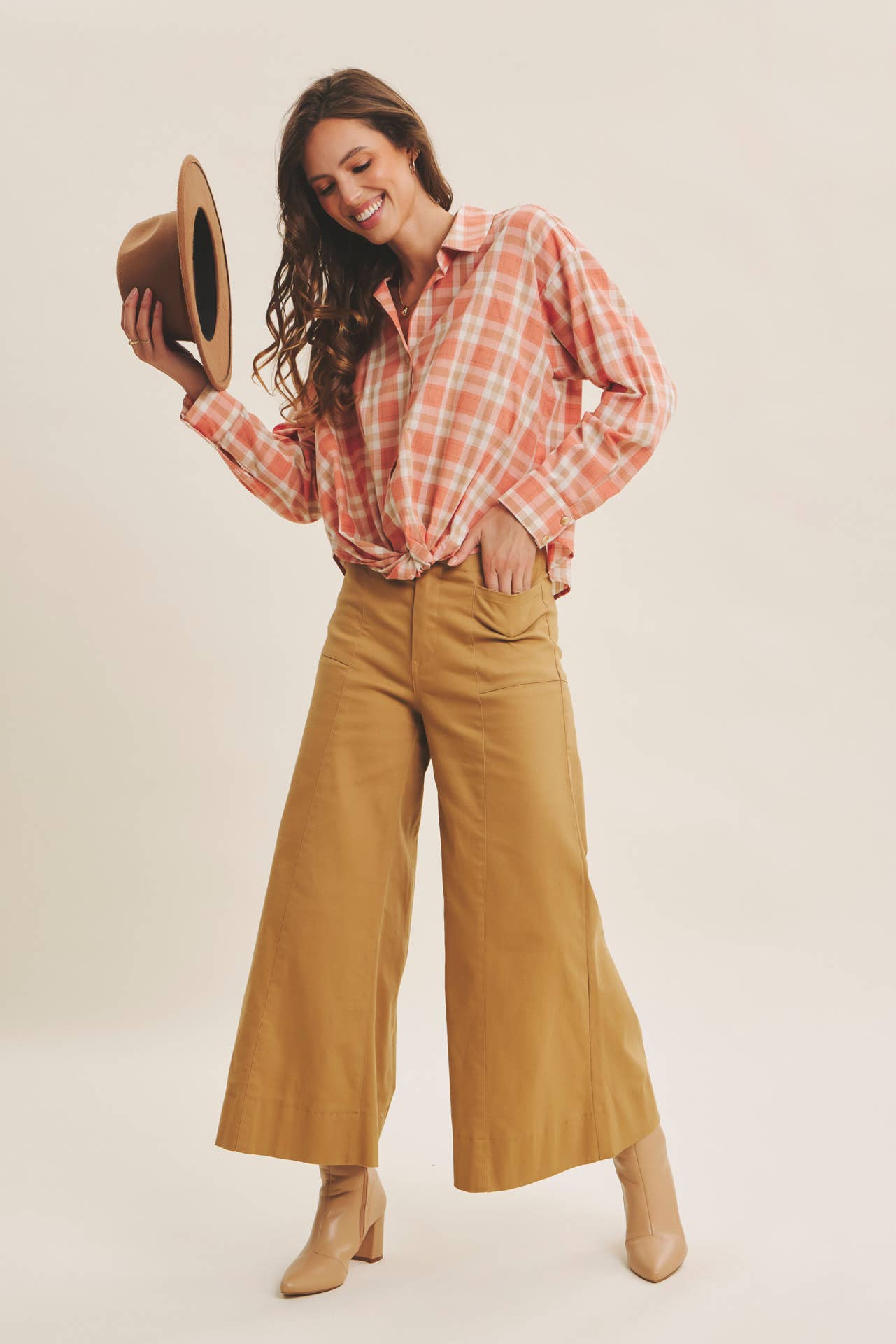 in february - Vente Jean – femme - PANTALON COURT À JAMBES LARGES ET TAILLE HAUTE EXTENSIBLE29