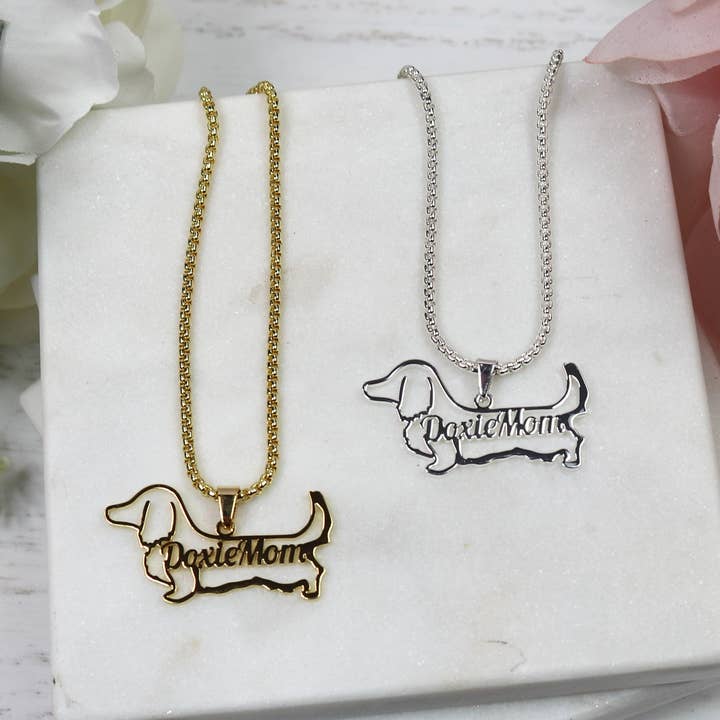 Collier Doxie Mom pour la vente par Petals & Pooch