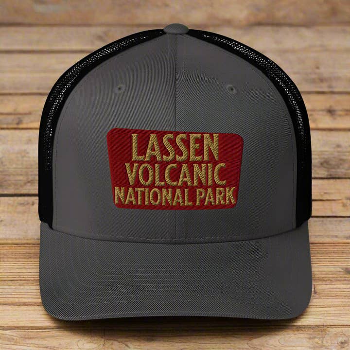 Lassen Volcanic National Park Borduurwerk Truckerpet voor wholesale door Parks Apparel
