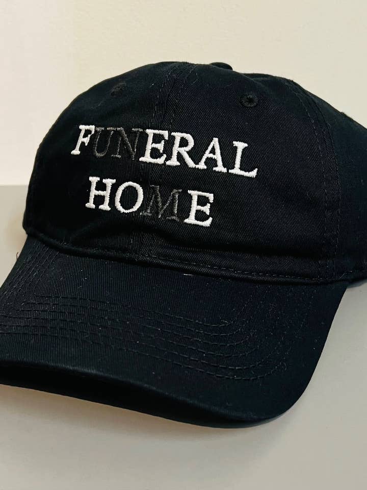CASQUETTE BRODÉE FUNERAL HOME - PRÊTE À EXPÉDIER pour la vente par Witchwood Bags