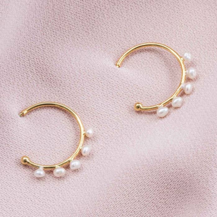 Oorbellen Milky fresh water pearl mini creolen voor wholesale door Olivolga Bijoux