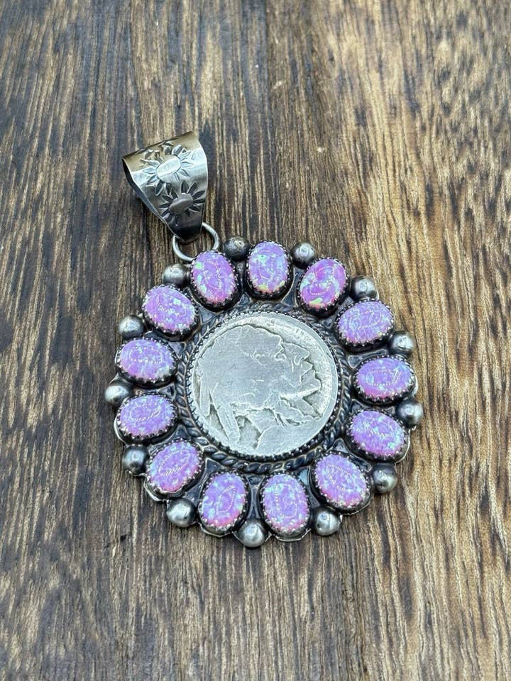 Navajo håndlavet sterlingsølv pink ildopal klynge bøffelmønt vedhæng for engroshandel hos Native City Jewelry