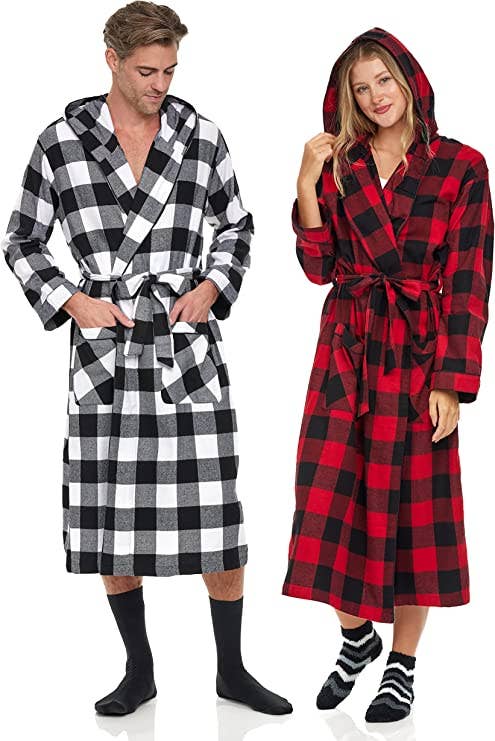 Buffalo Check, confezione da 2, colore: rosso, bianco Accappatoio lungo con cappuccio in flanella di cotone pettinato al 100%, confezione da 2 in vendita all'ingrosso su Faire