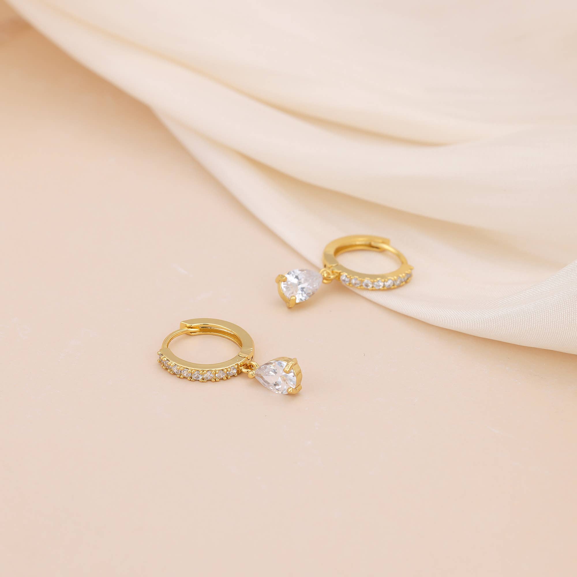 Melange Blanc - Vente Petits anneaux - Boucles d'oreilles pendantes créoles à charnière en forme de larme dorée avec baguette E01910