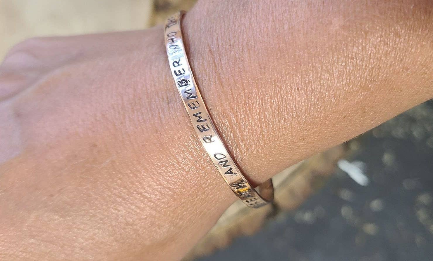 Silver Lining Studio - Vente Bracelet manchette - Bracelet jonc Deep Breath en cuivre ou laiton doré avec inscription2