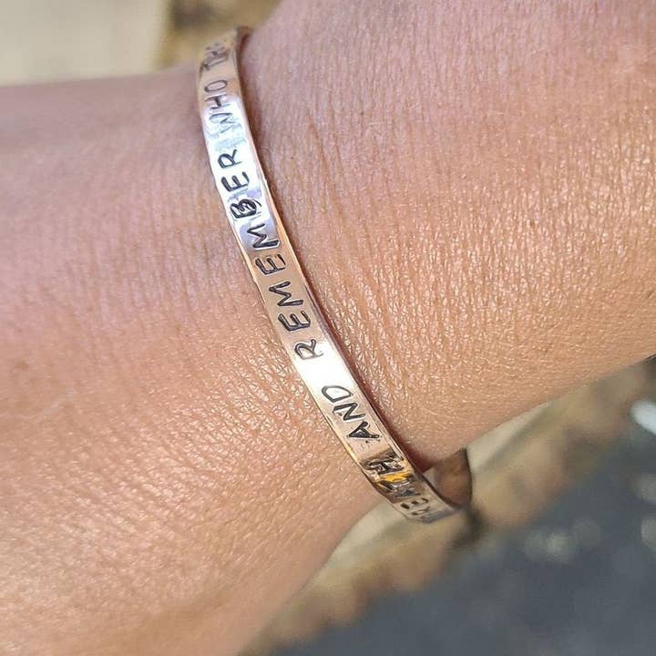 Silver Lining Studio - Vente Bracelet manchette - Bracelet jonc Deep Breath en cuivre ou laiton doré avec inscription2