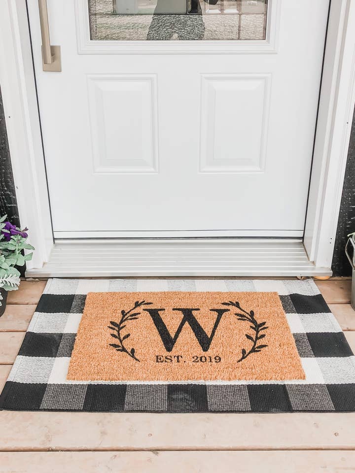 Custom Initial | paillasson pour la vente par Wooden Arrow Designs