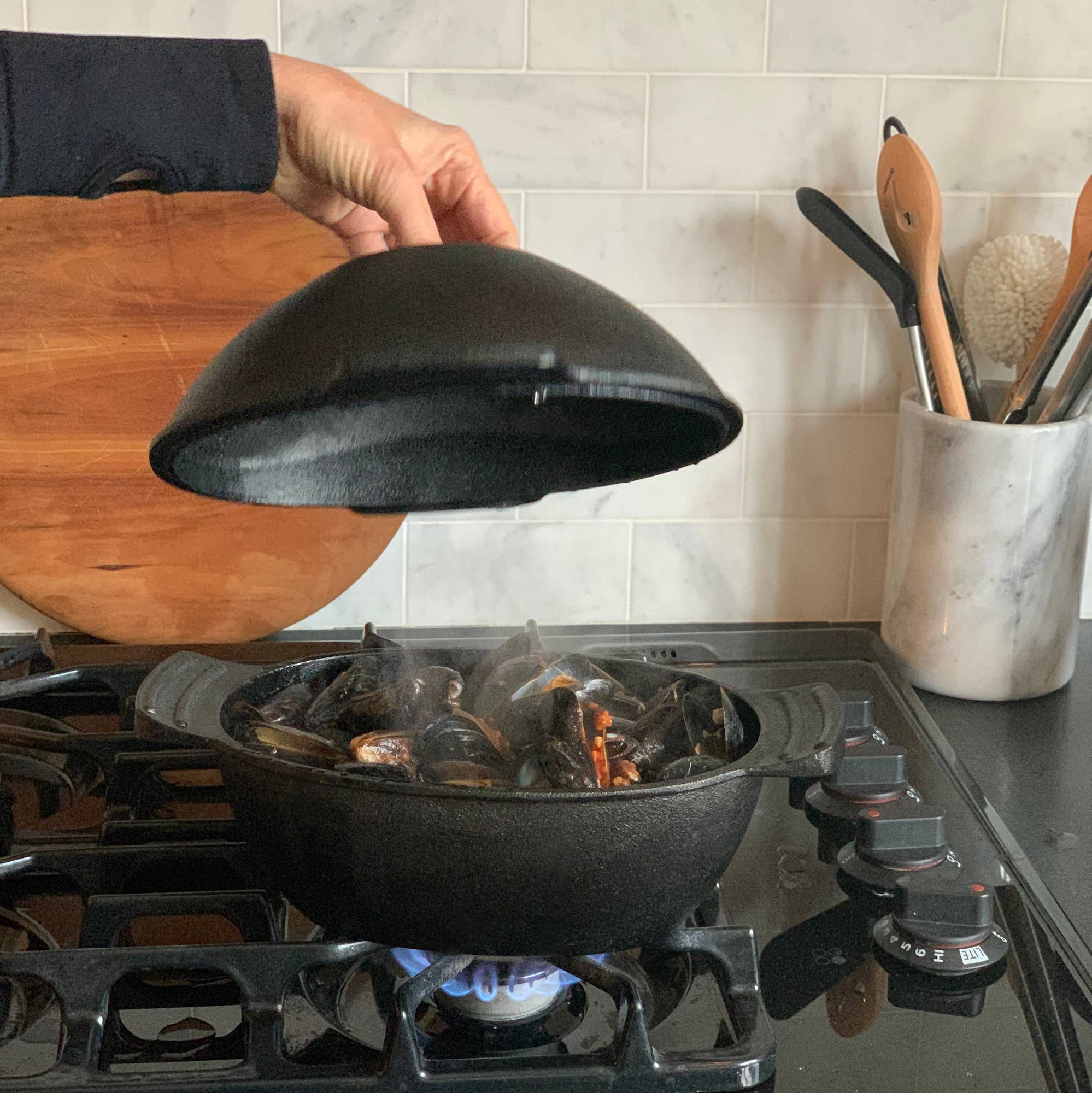 Fox Run Brands – Engroshandel Gryde – Outset støbejernsgryde til skaldyr og muslinger med låg, 2,5 quart4