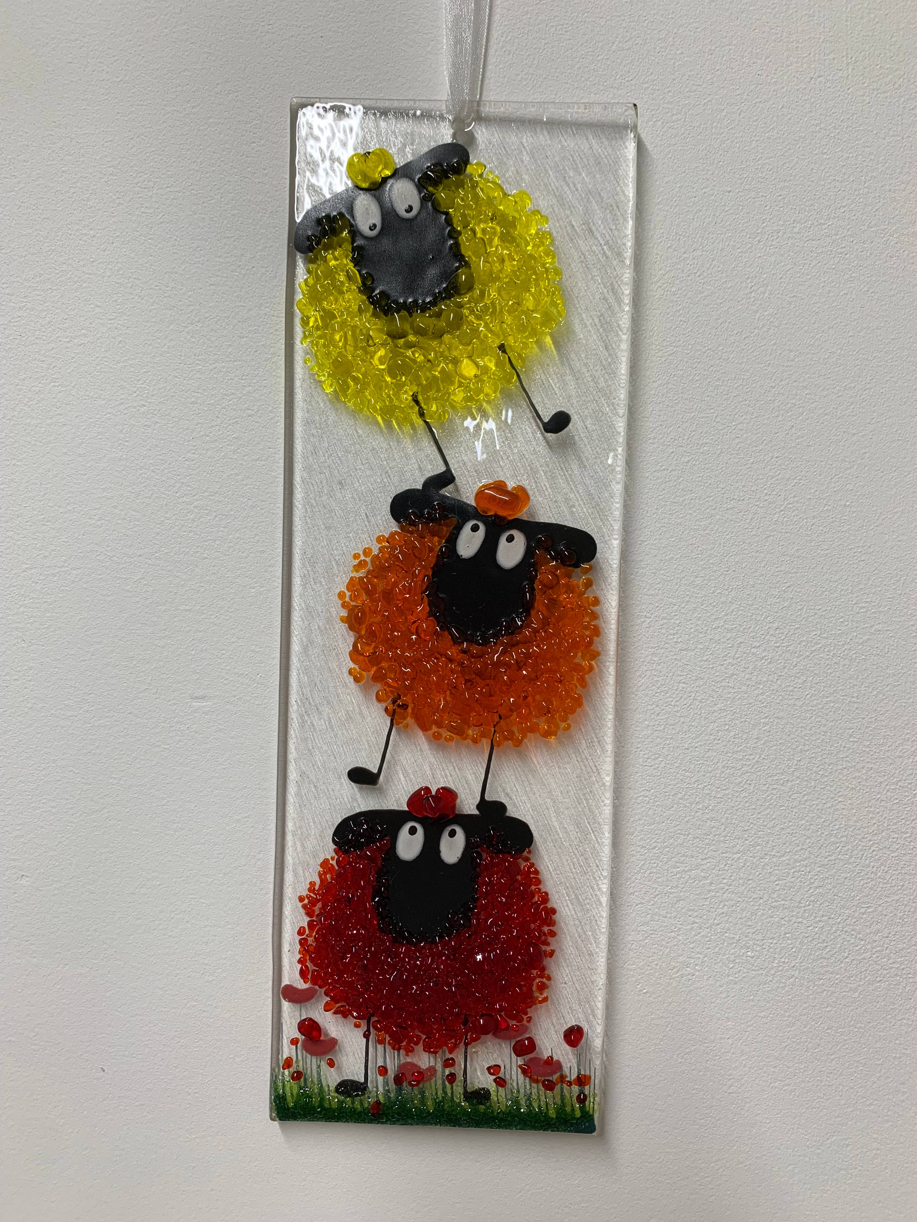 Pam Peters Designs - Vendita all'ingrosso Decorazione - Ornamento da appendere a forma di pecora in vetro fuso, rosso, arancione e giallo2
