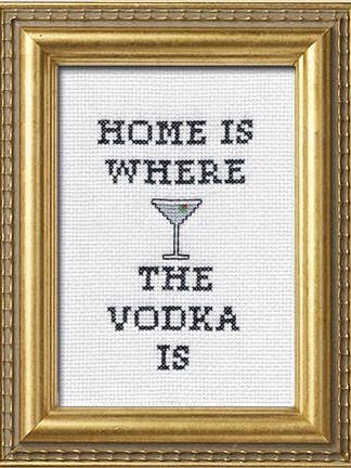La Vodka est à la maison pour la vente par Subversive Cross Stitch