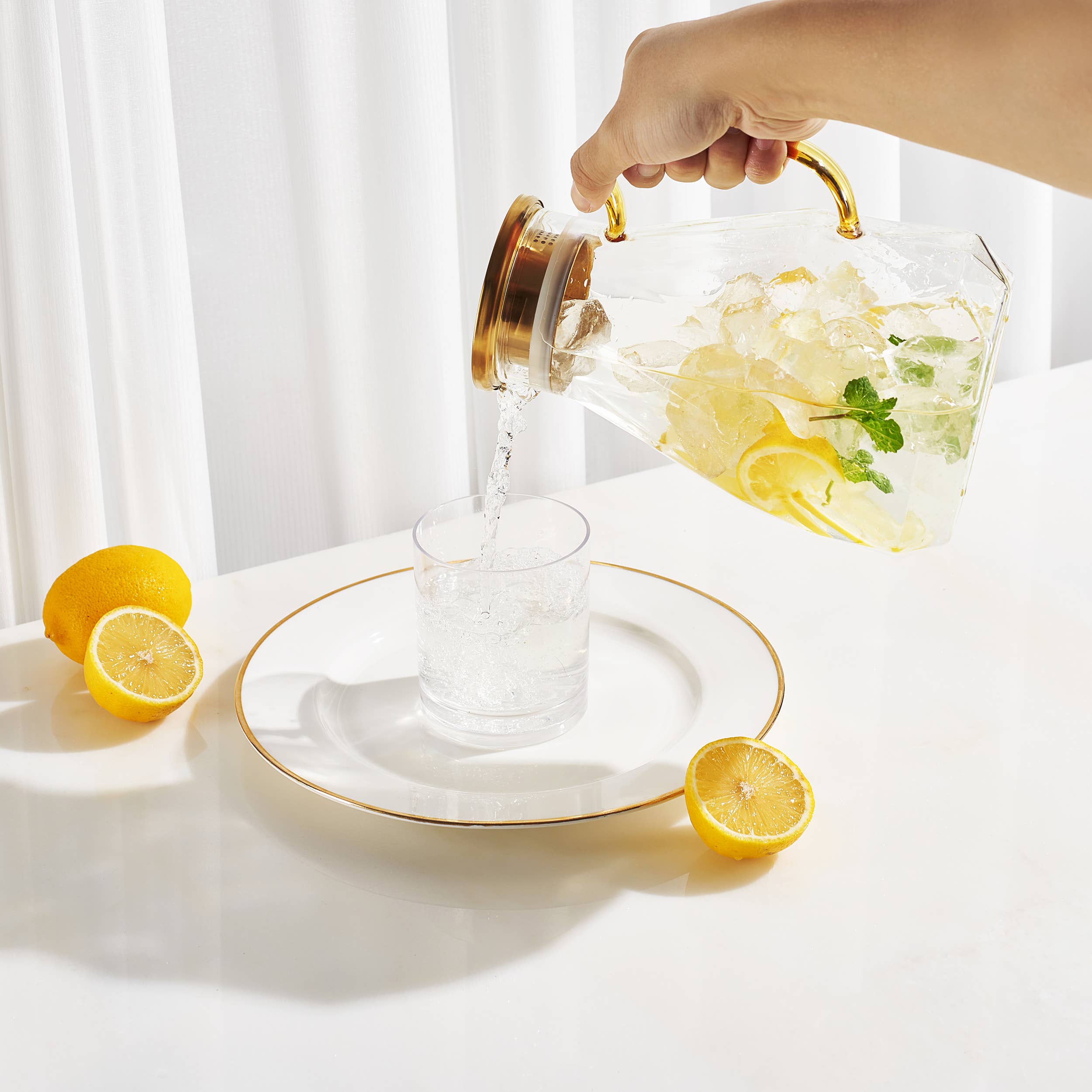 The Wine Savant /  Khen Glassware – Großhandel Krug – Dekorativer Getränkekrug mit goldfarbenem Deckel und Griff (74 oz)2