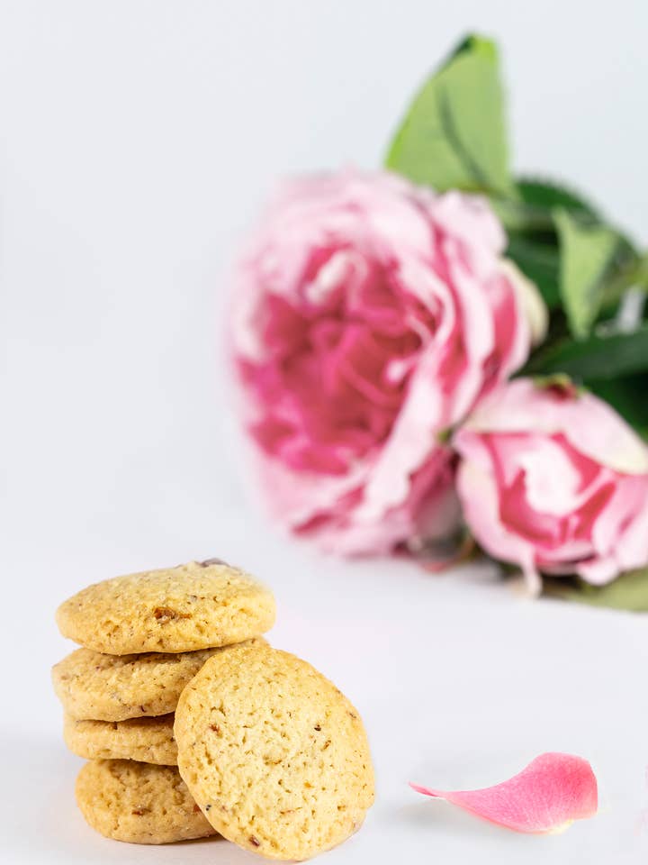 Biscotti aromatizzati alla rosa damascena sfusi per la vendita all'ingrosso da parte di Les Biscuits du Roi