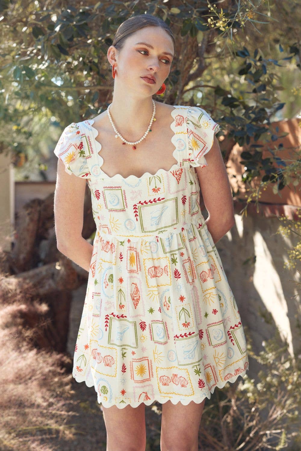 ELFENBEIN MULTI Fore Collection Mini-Kleid mit Colorblock, Muschel-Motiv und Rüschensäumen für den Großhandel auf Faire3