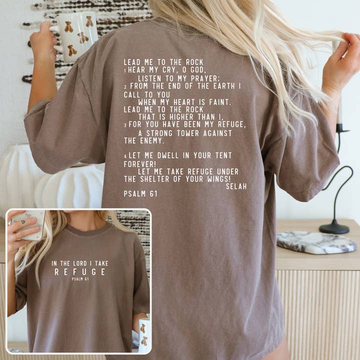 Dans le Seigneur je trouve refuge T-shirt Psaume 61 avec design au dos pour la vente par Faith & Life Christian Brands