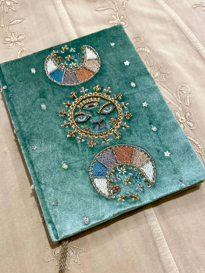 Fluwelen Kralen Notitieboek Maancycli for wholesale by Temple of Treasure