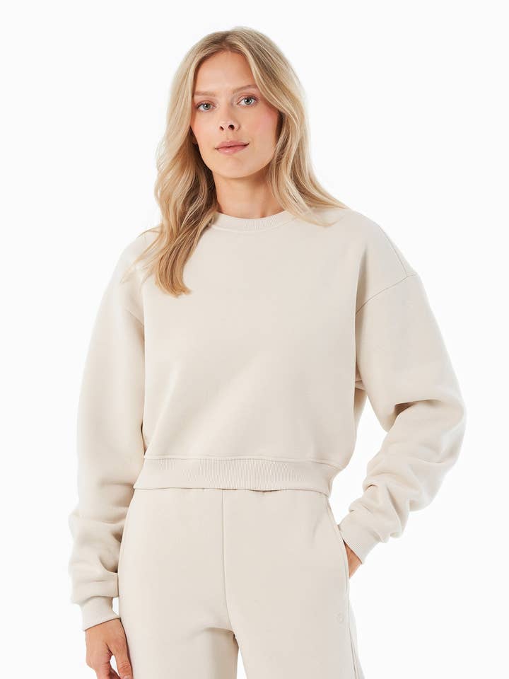 SILLIVIA | Essentials Travel Crop-Sweatshirt aus Bio-Baumwolle und recyceltem Polyester for wholesale by ORGANICATION