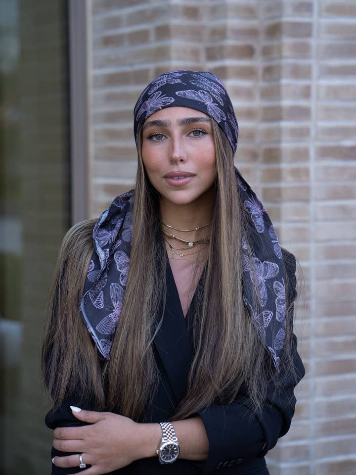 Écharpe carrée Midnight Butterfly pour la vente par The Scarf Bar