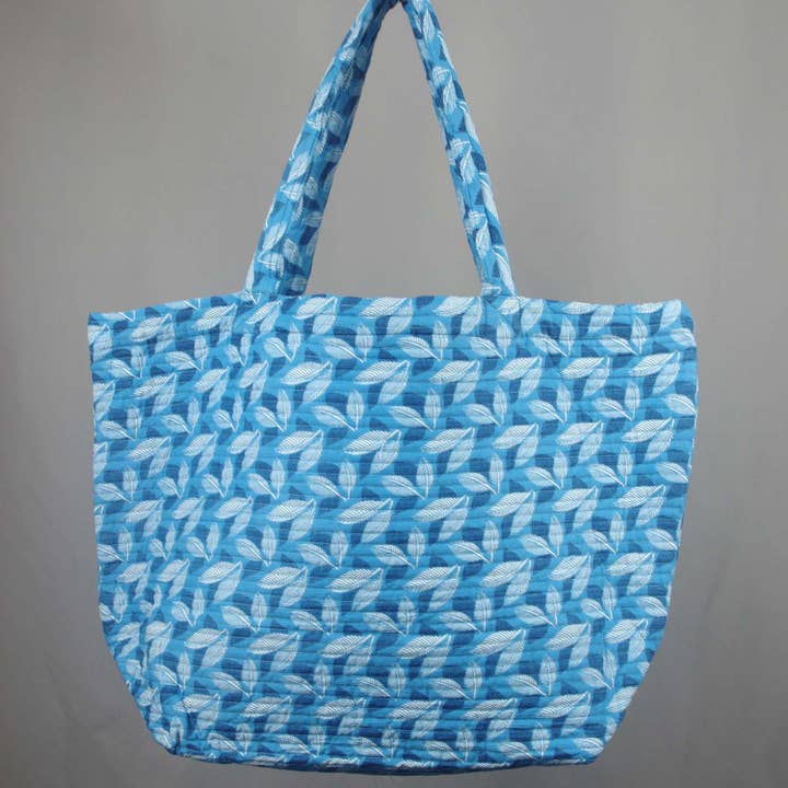 Grande borsa da spesa/spiaggia in cotone trapuntato, motivo: foglie blu per la vendita all'ingrosso da parte di Kantha Decor