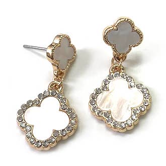 Boucles d'oreilles pendantes à clous avec breloque trèfle à deux maillons et oxydes de zirconium pour la vente par StarryNYC