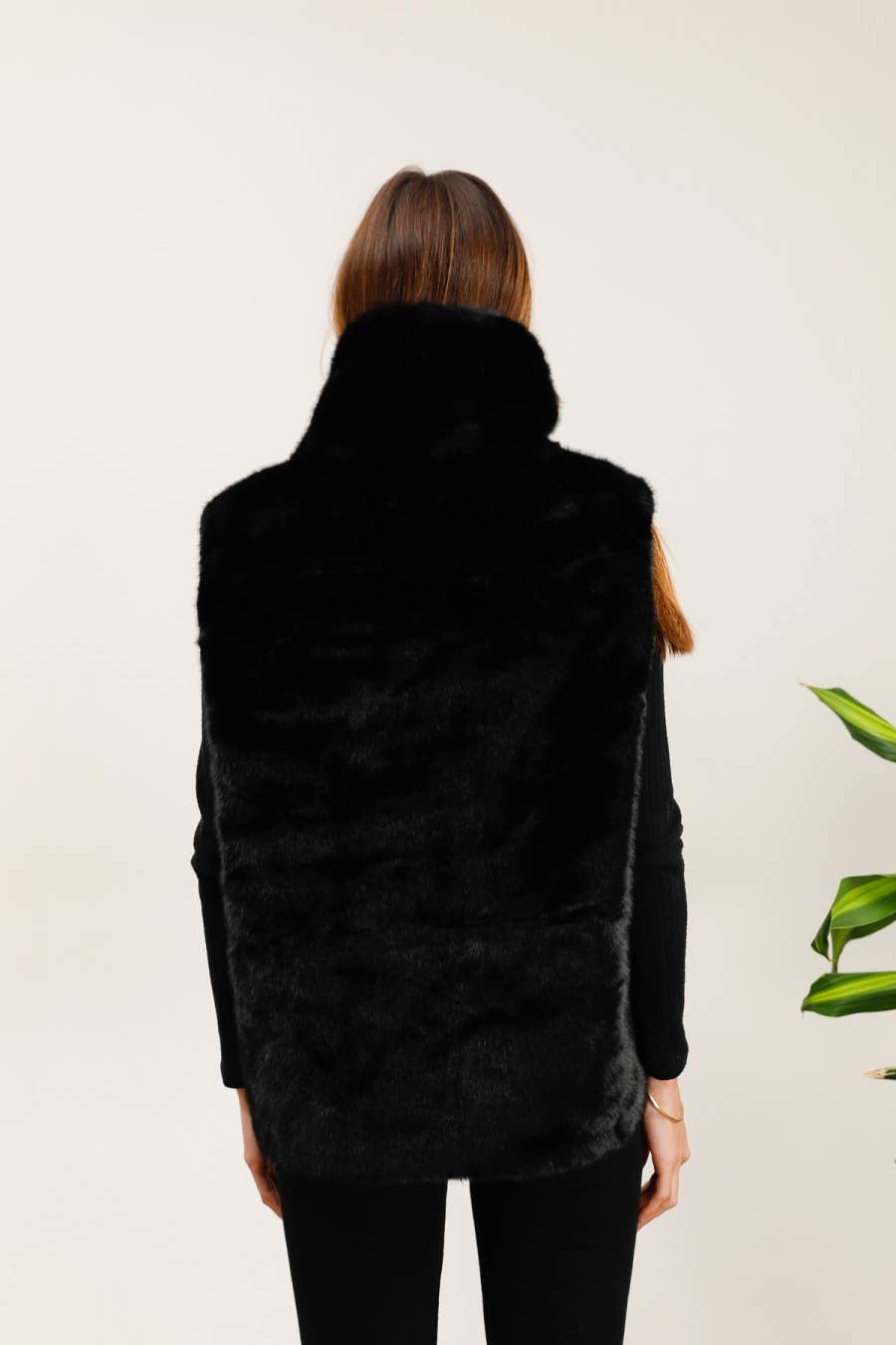 MOOYA - Wholesale Outerwear Vest - Women's - Faux fur sleeveless vest - DD0065