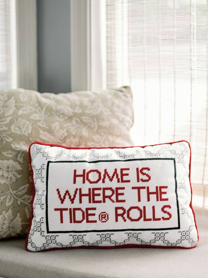 Coussin en point de croix de l'Université de l'Alabama pour la vente par Gracefully Made Art