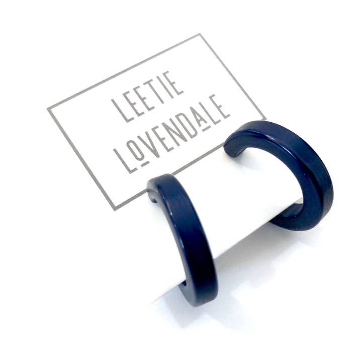 Leetie Lovendale – Brincos de argola por atacado – Brincos de argola azul marinho Lucite Pin Up2