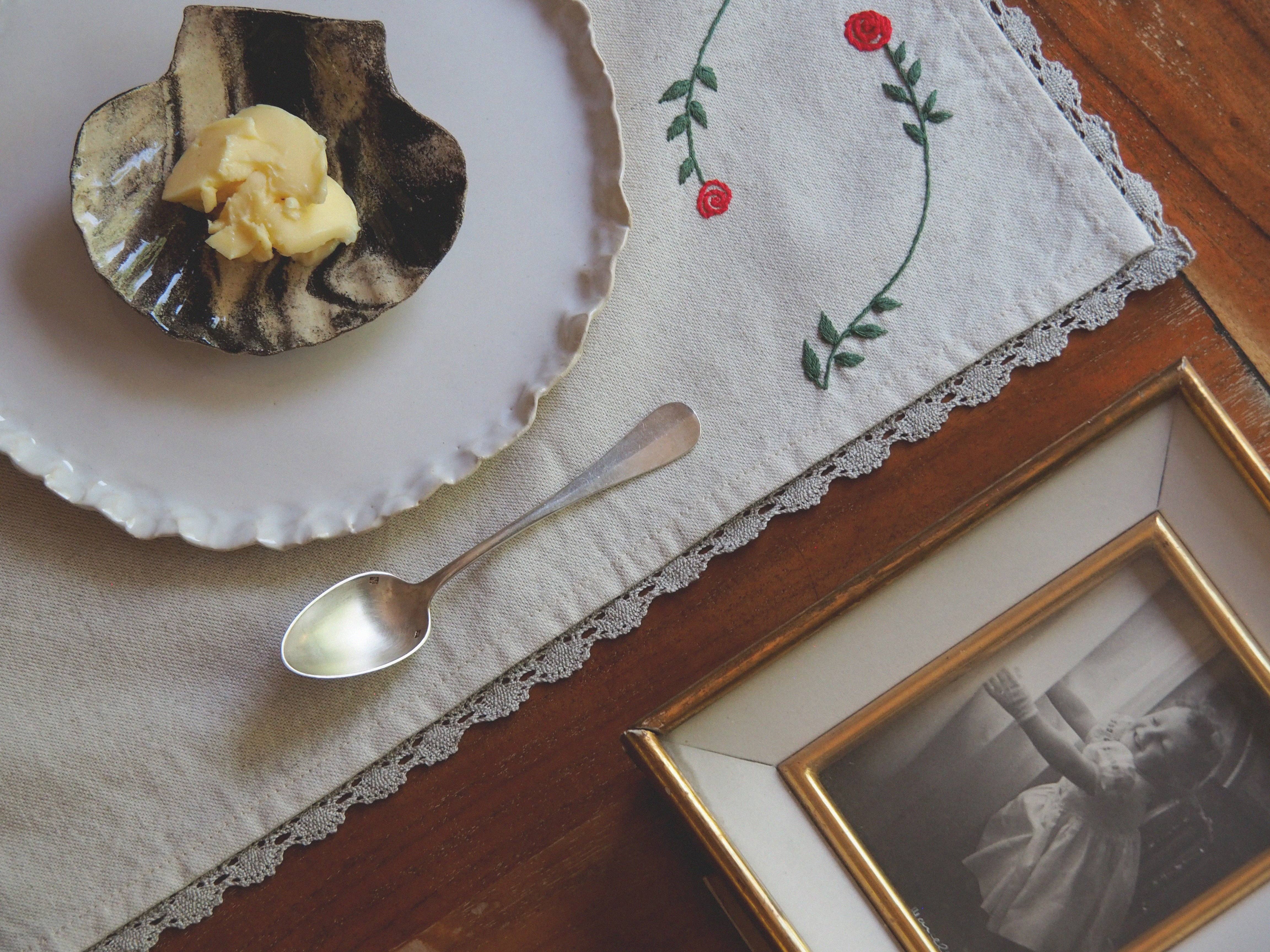 À bientôt – wholesale Placemat – Hand-Embroidered Rose Placemat with Linen Lace2