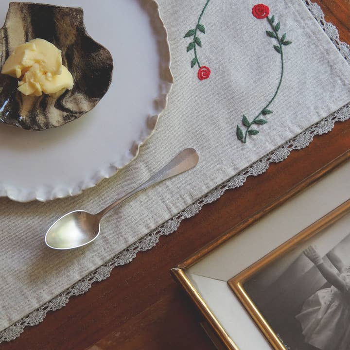 À bientôt – wholesale Placemat – Hand-Embroidered Rose Placemat with Linen Lace2