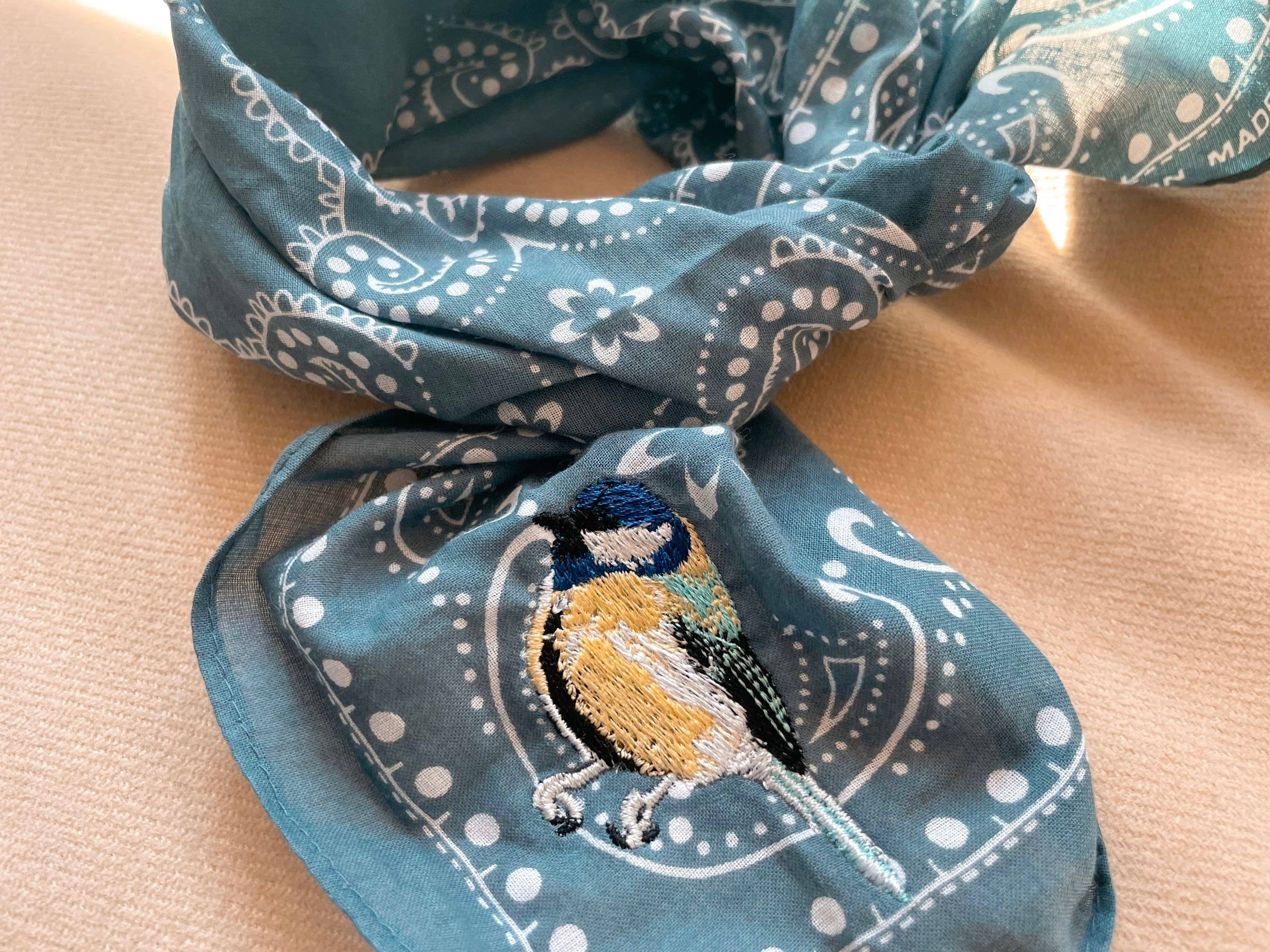 Little Lamb Designs - Vente Bandana – femme - Bandana avec oiseau brodé | Broded Robin, Cardinal1