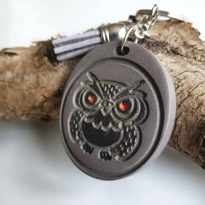 Trä tofs nyckelring | Comfy Owl för wholesale av Wood Art Shop