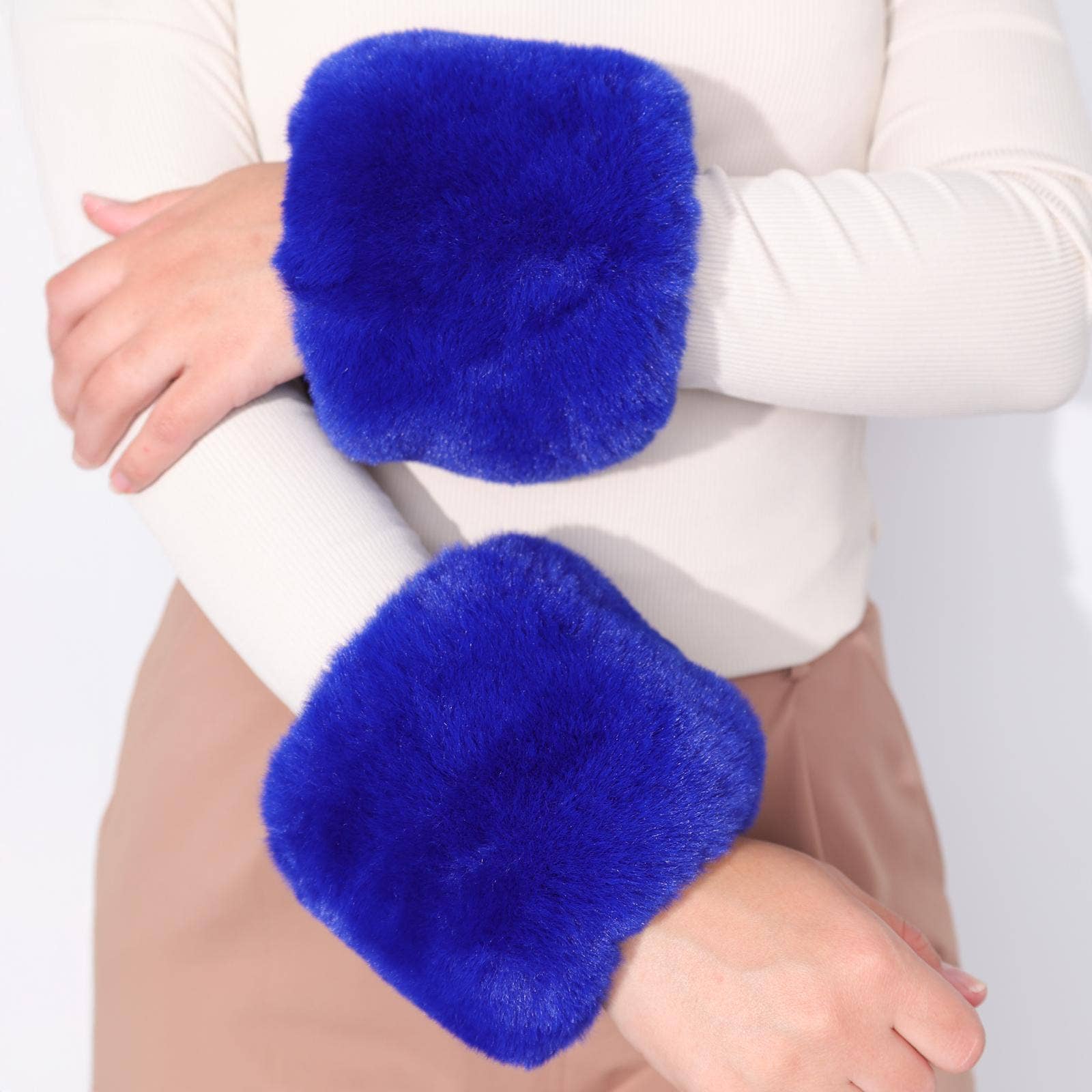 PEACH ACCESSORIES - Wholesale Fur/Faux Fur Coat - Women's - Glamorous Faux Fur Cuffs 00822