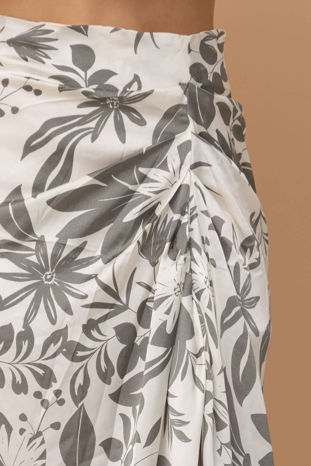 Blue B - Vendita all'ingrosso Gonna - Donna - 32163S - Gonna plissettata drappeggiata in raso2