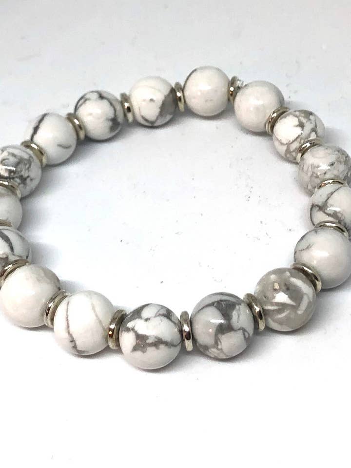 Bracelet superposé en howlite et argent pour la vente par Inspiration Beads
