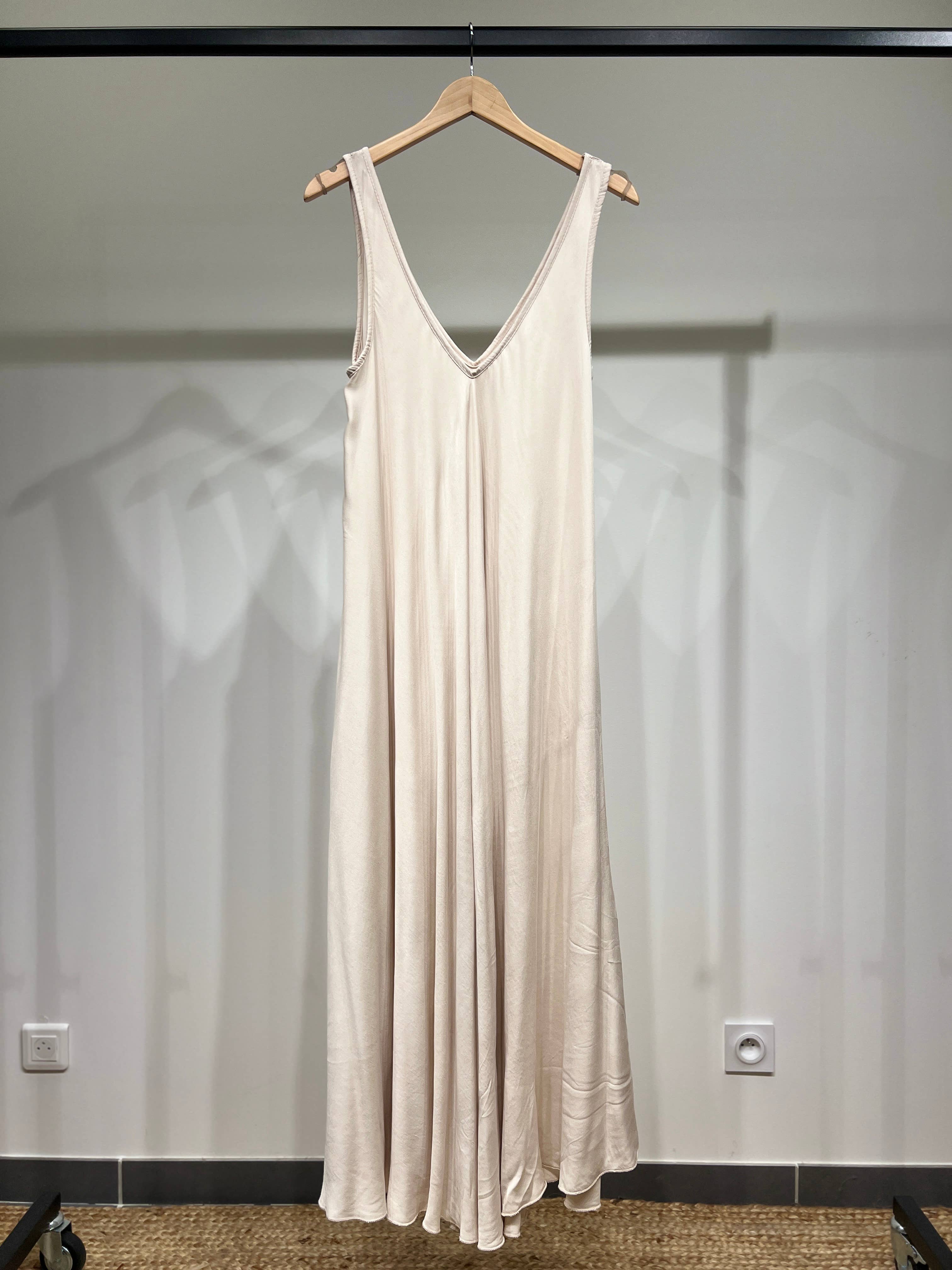 L'Emotion – Großhandel Kleid – Damen – Maxikleid mit V-Ausschnitt und breiten Trägern7