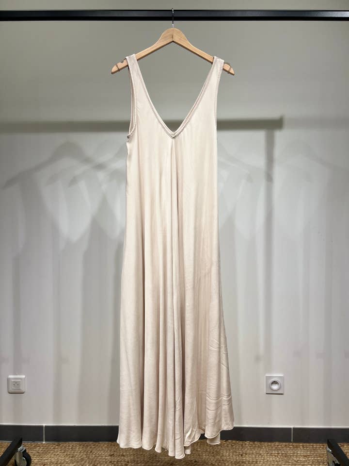 L'Emotion – Großhandel Kleid – Damen – Maxikleid mit V-Ausschnitt und breiten Trägern7