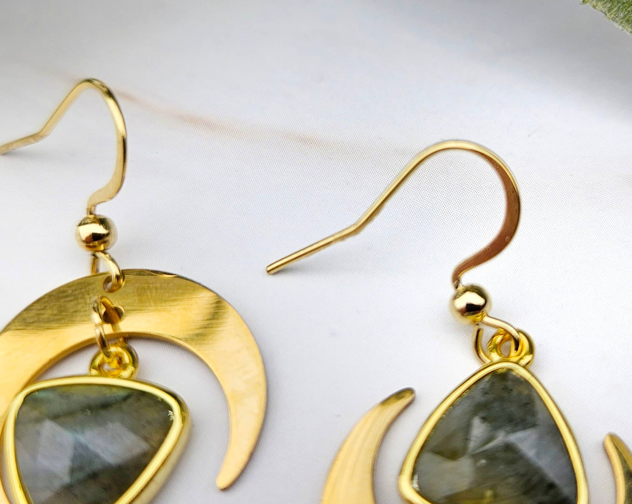 WonderLight Jewelry – wholesale Tofsörhängen – Halvmånens tofsörhängen - Labradorit/Transformation7