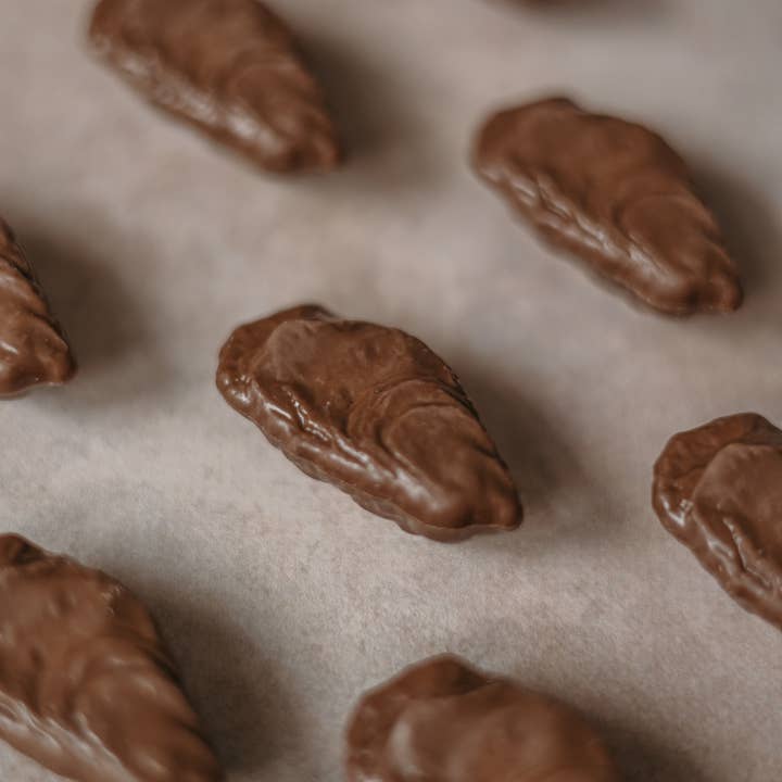 Chevaliers d'Argouges – Großhandel Schokoladenschachtel – Bourriche mit Pralinen in Form von Austern aus Milchschokolade5