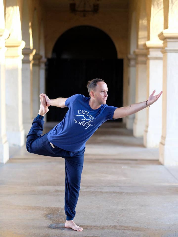 Camiseta unisex Explore Wildly para venta al por mayor de Violet Lotus