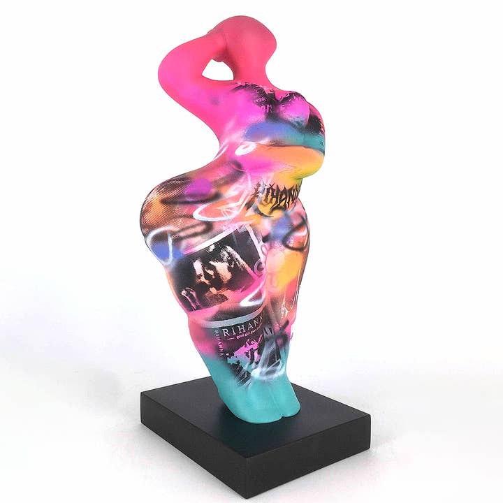 DEPE RIHANNA - Handbemalte Kunstfigur für den Großhandel von JULIARTE