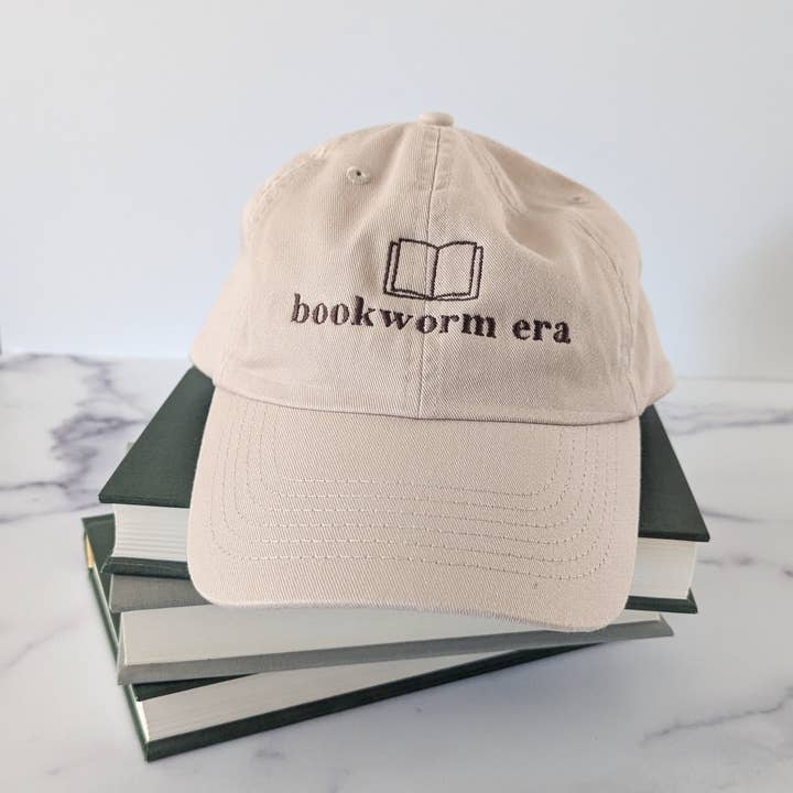 Chapeau brodé Bookworm Era pour la vente par Bona Fide Bookworm