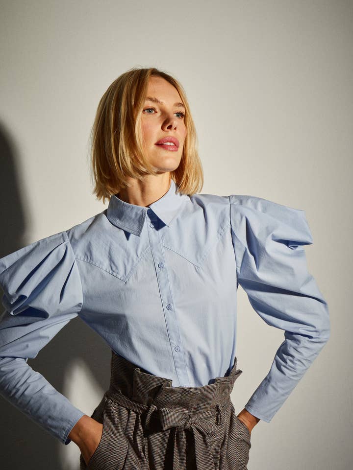 Lyseblå Puffærmet bluse for engroshandel hos Dolores Promesas