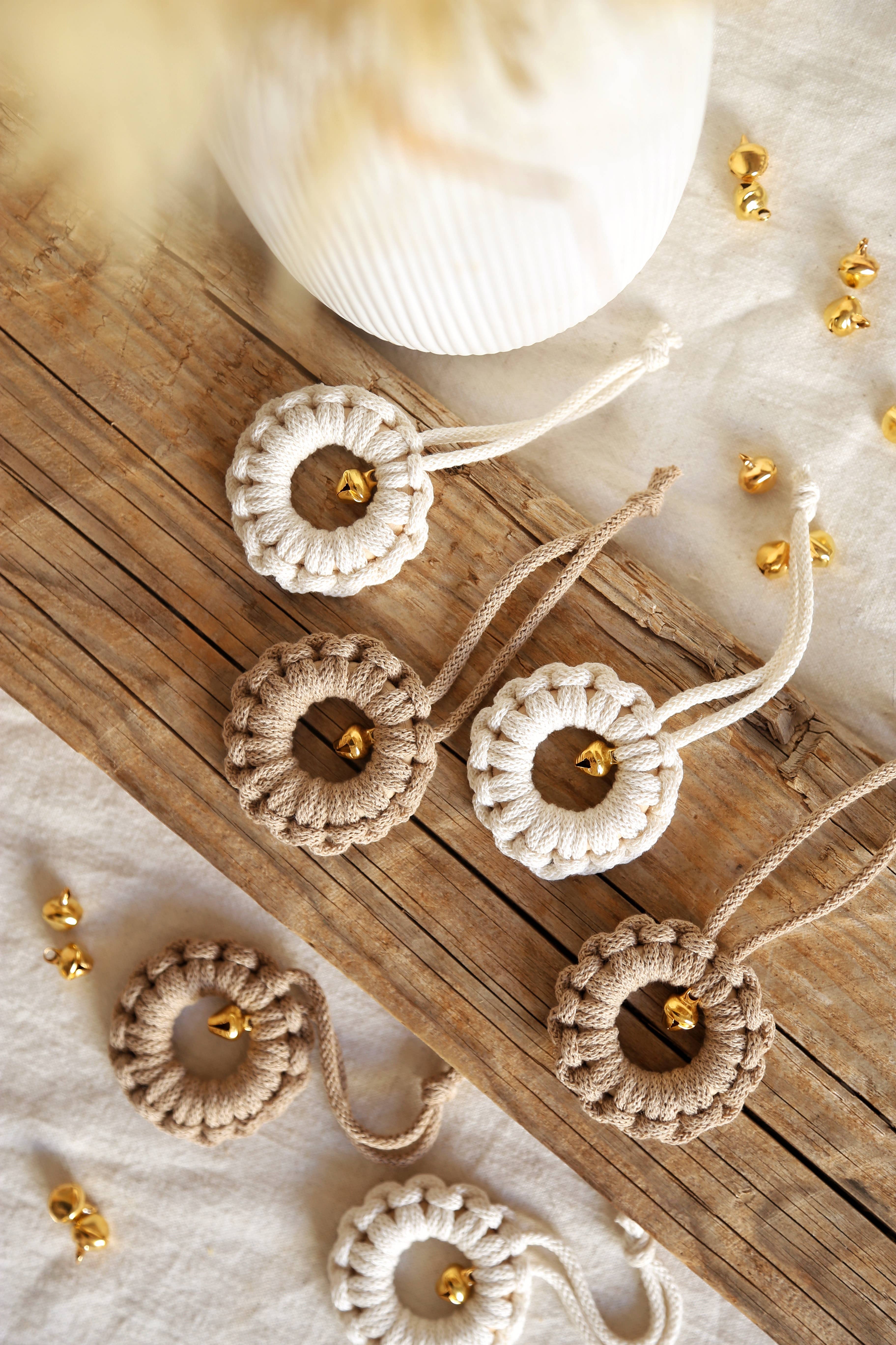 The Frenchie Knot - Vendita all'ingrosso Decorazione natalizia - Corona natalizia in macramè con campanella4